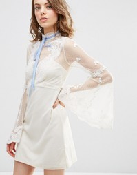 Платье мини в молодежном стиле с высокой горловиной ASOS - Кремовый