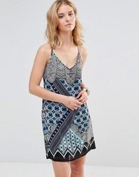 Платье на бретельках с калейдоскопным принтом Style London - Синий