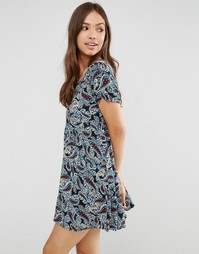 Чайное платье с короткими рукавами Glamorous - Black cobalt paisley