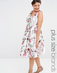 Короткое приталенное платье с цветочным принтом Chi Chi London Plus