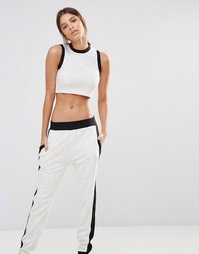 Укороченный топ без рукавов с контрастной отделкой в рубчик Missguided
