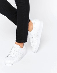 Белые кроссовки с металлической вставкой на носке adidas Superstar