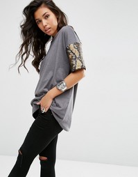 Футболка с камуфляжным узором из пайеток на рукавах ASOS - Мульти