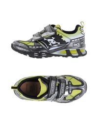 Низкие кеды и кроссовки Geox
