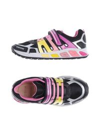 Низкие кеды и кроссовки Geox