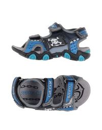 Низкие кеды и кроссовки Geox