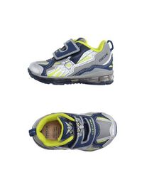 Низкие кеды и кроссовки Geox