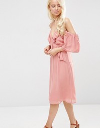 Платье миди с открытыми плечами и отделкой рюшами ASOS - Розовый