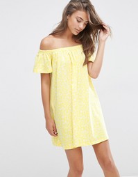 Желтое свободное платье с открытыми плечами и принтом ASOS - Желтый