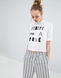Укороченная футболка с надписью Monki - White stripe a  pose