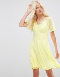 Короткое приталенное платье с кружевной отделкой ASOS - Желтый