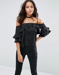 Атласный топ с открытыми плечами и оборкой ASOS - Черный