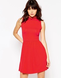 Приталенное платье с высоким воротом и оборкой по краю ASOS - Красный