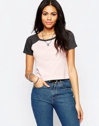 Укороченная футболка с контрастными рукавами и передним карманом Brave