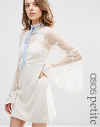 Платье бэби долл мини с высокой горловиной ASOS PETITE - Белый