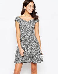 Короткое приталенное платье с жаккардовым узором Closet