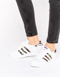 Белые кроссовки с принтом кроше adidas Originals X Farm Superstar