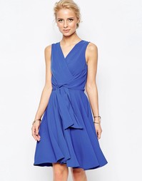 Короткое приталенное платье с завязкой спереди Close - Синий Closet