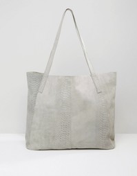 Замшевая сумка-шоппер с тисненым змеиным рисунком ASOS - Серый