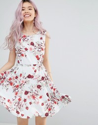 Короткое приталенное платье с цветочным принтом и поясом Yumi - Белый