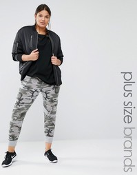 Джоггеры в стиле casual с камуфляжным принтом Boohoo Plus - Серый