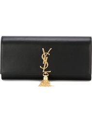 клатч с золотистым логотипом и кисточкой Saint Laurent