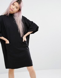 Эксклюзивное трикотажное oversize‑платье с карманами Monki - Черный