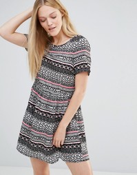Короткое приталенное платье с принтом пейсли Vero Moda - Wild paisley