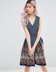 Короткое приталенное платье с принтом и поясом Yumi - Темно-синий
