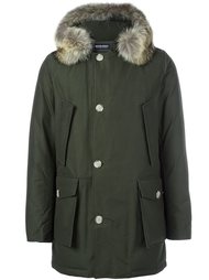 парка с капюшоном и меховой отделкой Woolrich