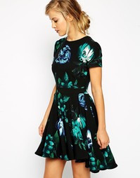 Синее короткое приталенное платье с цветочным принтом и шлейфом ASOS