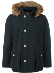 пуховик с оторочкой из меха енота Woolrich