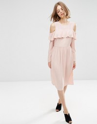 Платье с вырезами на плечах и рюшами спереди ASOS - Телесный