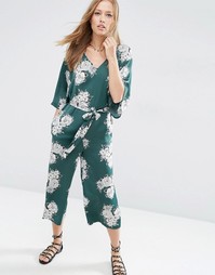 Атласный комбинезон с рукавами-кимоно и цветочным принтом ASOS
