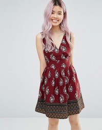 Платье с принтом и завязывающимся поясом Yumi - Burgundy
