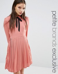 Короткое приталенное платье с галстуком‑бабочкой Fashion Union Petite