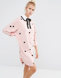 Платье-рубашка в горошек с завязкой на воротнике Lazy Oaf - Розовый