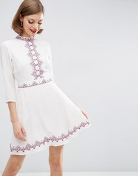 Короткое приталенное платье с вышивкой в стиле фолк ASOS - Кремовый