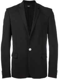 one button blazer Versus