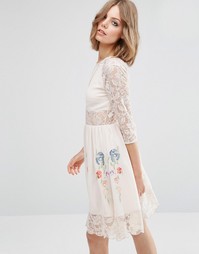 Короткое приталенное платье с кружевными рукавами и неоновой вышивкой Asos