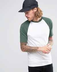 Белая футболка с зелеными рукавами реглан ASOS