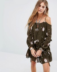 Платье с открытыми плечами и цветочным принтом Glamorous