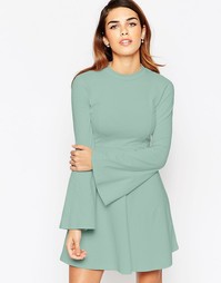 Платье бэби‑долл с высокой горловиной и расклешенными рукавами ASOS - Кремовый