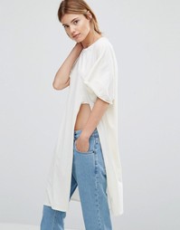 Белый oversize‑топ с разрезом спереди NYTT Lucky - Белый