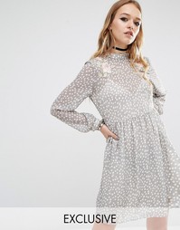 Платье в горошек с присборенной юбкой и цветочными накладками Reclaimed Vintage - Серый