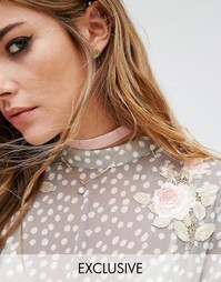 Короткое бархатное ожерелье с искусственным жемчугом Reclaimed Vintage - Розовый