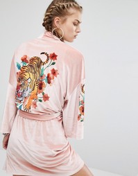 Бархатное кимоно с тигром сзади Jaded London Trophy Co-Ord - Розовый