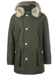 парка с капюшоном и меховой отделкой Woolrich