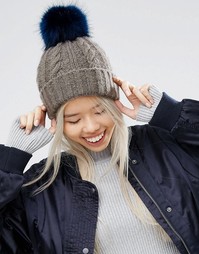 Шапка-бини с узором косичка и помпоном из искусственного меха ASOS - Серый