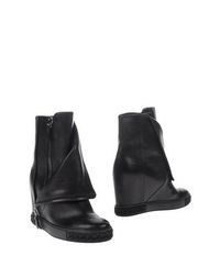 Полусапоги и высокие ботинки Casadei